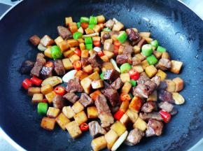加入青红椒，