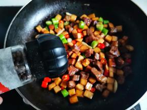 加1勺生抽、适量黑胡椒碎炒匀即可。