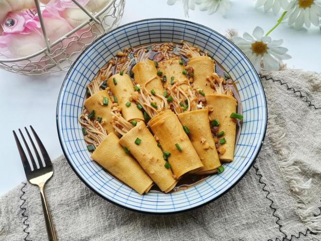 豆皮金针菇卷
