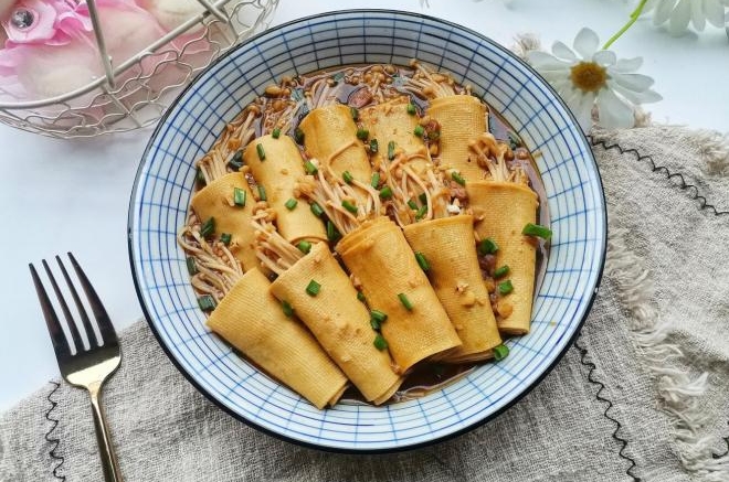 豆皮金针菇卷
