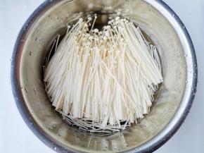 金针菇切去根部，撕开洗净，沥干水分。