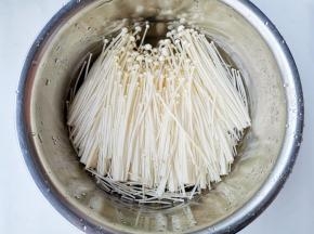 金针菇切去根部，撕开洗净，沥干水分。