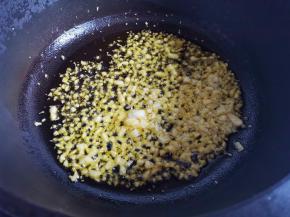 锅中热油爆香大蒜，