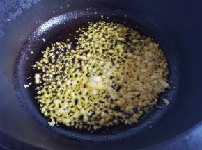 锅中热油爆香大蒜，
