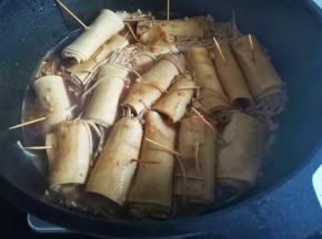 放入豆皮金针菇卷大火烧开转小火焖三分钟左右，煮至汤汁浓稠，撒葱花即可。