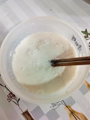 温牛奶加入适量的发酵粉和白糖搅拌均匀至融化！这样，面发的快！