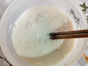温牛奶加入适量的发酵粉和白糖搅拌均匀至融化！这样，面发的快！
