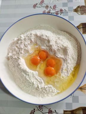 面粉中打入4个鸡蛋！