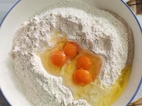 面粉中打入4个鸡蛋！