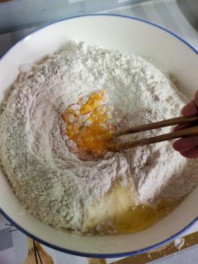 用筷子把蛋黄搅散！