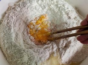 用筷子把蛋黄搅散！