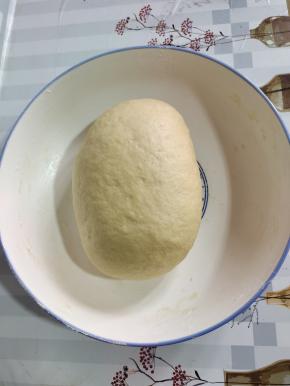 揉成光滑细腻，稍软一点儿的面团！