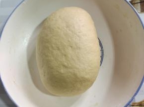 揉成光滑细腻，稍软一点儿的面团！