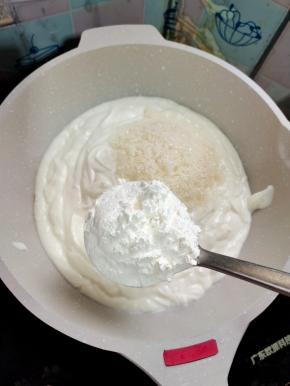趁面发酵的时候，咱来炒点料：无油无水的锅里倒入四盒安慕希酸奶，一勺玉米淀粉，两勺白糖！