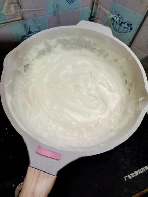 把酸奶炒至浓稠的状态，把它晾凉！