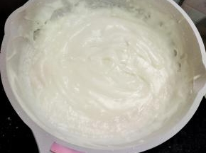 把酸奶炒至浓稠的状态，把它晾凉！