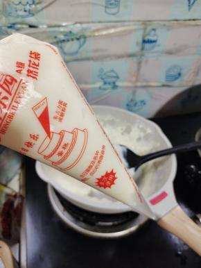 把酸奶晾凉了，铲成小块，装入裱花袋中备用！