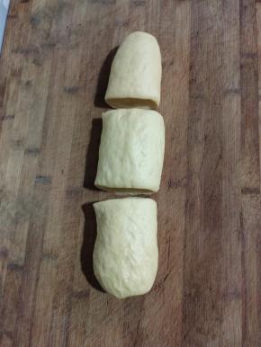 取适量的面团，团成长条，再分成剂子！