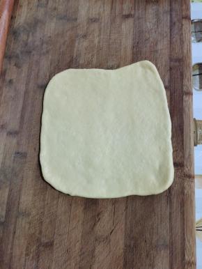 取一个剂子，揉搓均匀排气，擀成牛舌状！