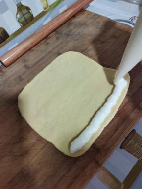 把酸奶挤到面皮上！