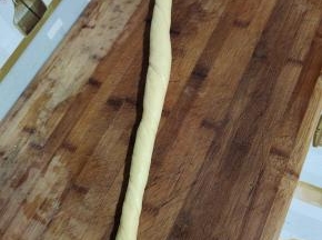 一只手向前，另一只手向后，拧着劲儿搓！