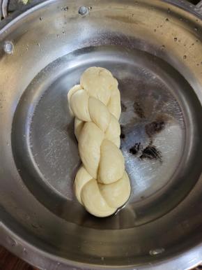 做好的麻花生胚，沾上水！