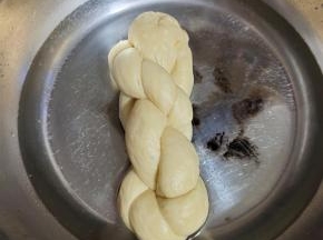 做好的麻花生胚，沾上水！