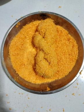 再均匀的裹上一层面包糠！