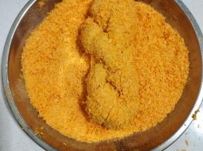 再均匀的裹上一层面包糠！