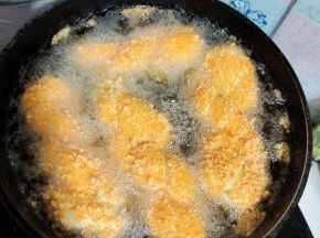 锅烧热，倒入适量的油！油温七成热，放入麻辣生胚中火炸！炸的时候记得勤翻面！