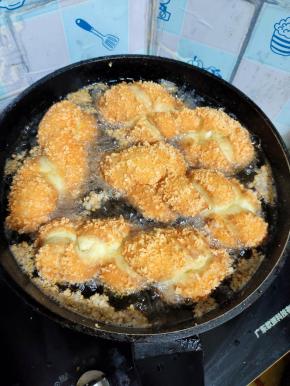 炸至金黄色！（大约炸4分钟左右！炸的时候勤翻面，以免炸糊了！）