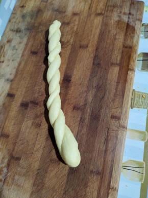 搓好后，两头捏紧，让它上劲儿！