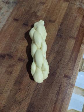 再两只手前后反方向拧着搓，两头捏紧，让它再次上劲儿！一个麻花生胚就做好了！