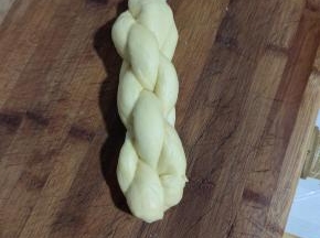 再两只手前后反方向拧着搓，两头捏紧，让它再次上劲儿！一个麻花生胚就做好了！