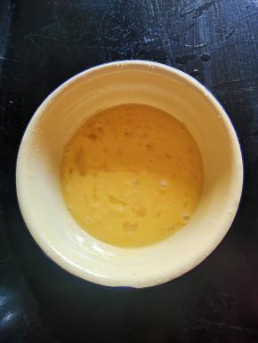 鸡蛋加入适量的盐，打散备用！