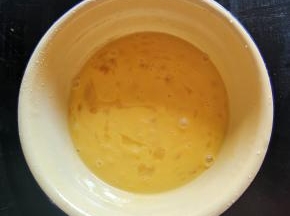 鸡蛋加入适量的盐，打散备用！