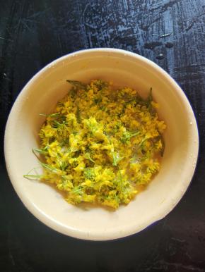 把清洗干净的油菜花放进蛋液中，搅拌均匀！