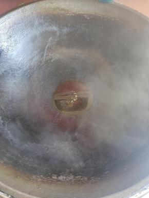 锅烧热，倒入适量的油！