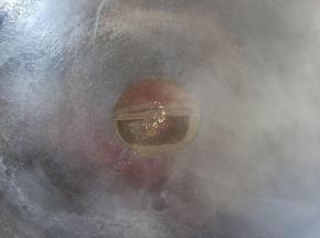 锅烧热，倒入适量的油！