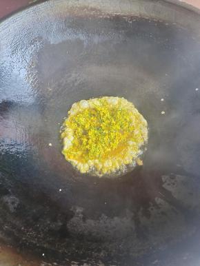 倒入蛋液，让蛋液慢慢凝固！