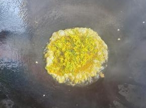 倒入蛋液，让蛋液慢慢凝固！