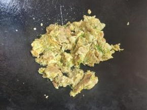 翻面，煎至两面金黄色，起锅前放入适量的鸡精翻炒均匀即可食用！