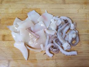 鱿鱼洗干净切成自己喜欢的形状，放入碗里。