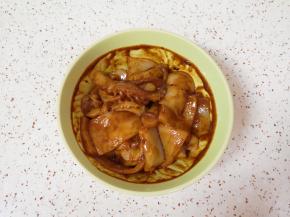 加入1勺辣椒酱和1勺豆瓣酱，带上一次性手套抓捏均匀，盖上保鲜膜腌制2个小时。