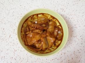 加入1勺辣椒酱和1勺豆瓣酱，带上一次性手套抓捏均匀，盖上保鲜膜腌制2个小时。