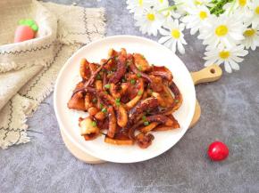 出炉装盘，撒上葱花。