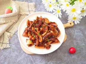 出炉装盘，撒上葱花。
