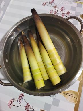 放在水中清洗干净！