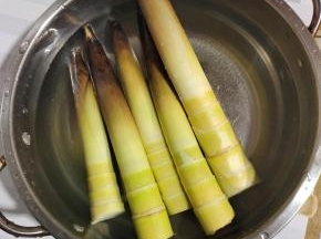放在水中清洗干净！