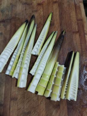 今天买的雷笋有点粗壮！为了更好的入味儿，我把它从中间切成两半了！
